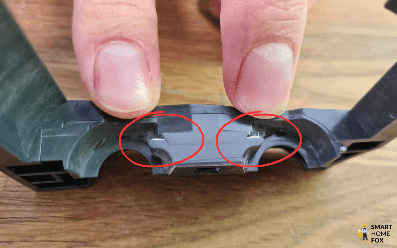 Die Feinen Messerchen an der Bürstenhalterung des Roborock S8 MaxV Ultra sind in der Nahaufnahme zu sehen.